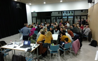 Treball en grups durant la trobada entre Ajuntament i veins | Helena Molist